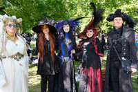 Gruppe von Besucherinnen und Besuchern des Viktorianischen Picknicks in phantasievollen Kostümen im Clara-Zetkin-Park.