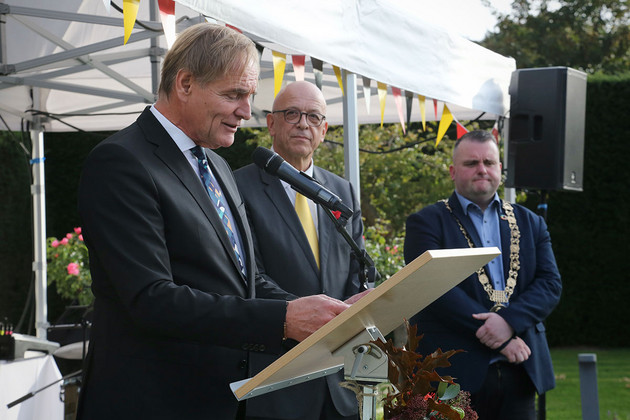 Oberbürgermeister Burkhard Jung hält eine Ansprache, im Hintergrund Botschafter Cord Meier-Klodt und Dublins Oberbürgermeister Daithí de Róiste.