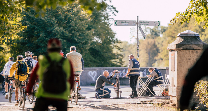 Ein junger Mann lässt sein Fahrrad vom Bürgerdienst an der Sachsenbrücke registrieren.