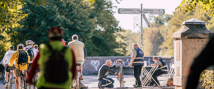 Ein junger Mann lässt sein Fahrrad vom Bürgerdienst an der Sachsenbrücke registrieren.