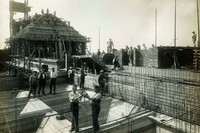 Historische Aufnahme mit vielen Arbeiter beim Bau eines Betonbaues, beim Knüpfen vom Bewährungsstahl.