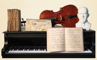 Klavier mit Notenbuch, darauf platziert ein altes Dokumentenbündel, ein Cello, ein alter Stadtplan und eine Büste