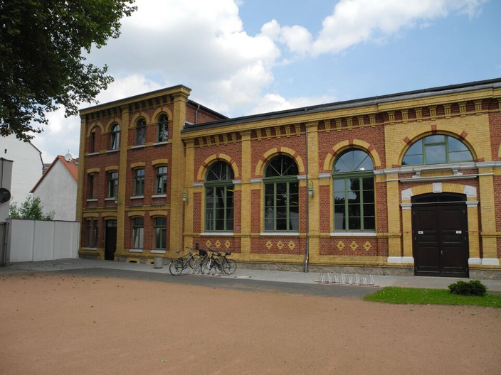 Außenansicht der Sporthalle Biedermannstraße. Das Gebäude besteht aus roten und gelben Klinkersteinen.