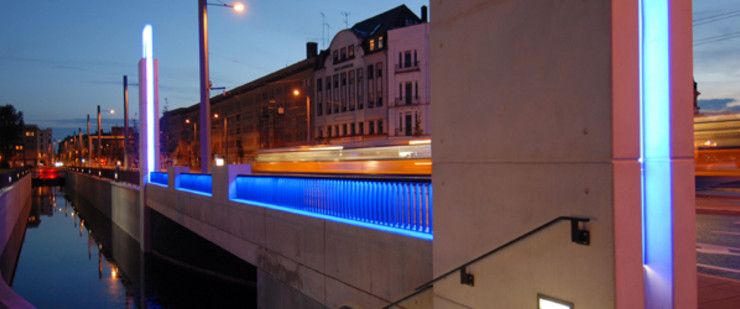 Beleuchtete Angermühlbrücke in der blauen Stunde