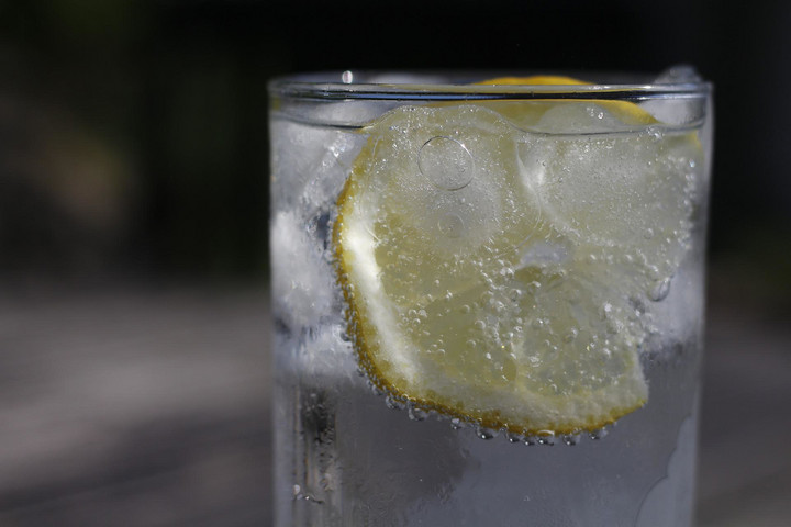 Ein Glas Wasser mit Eiswürfel und Zitrone