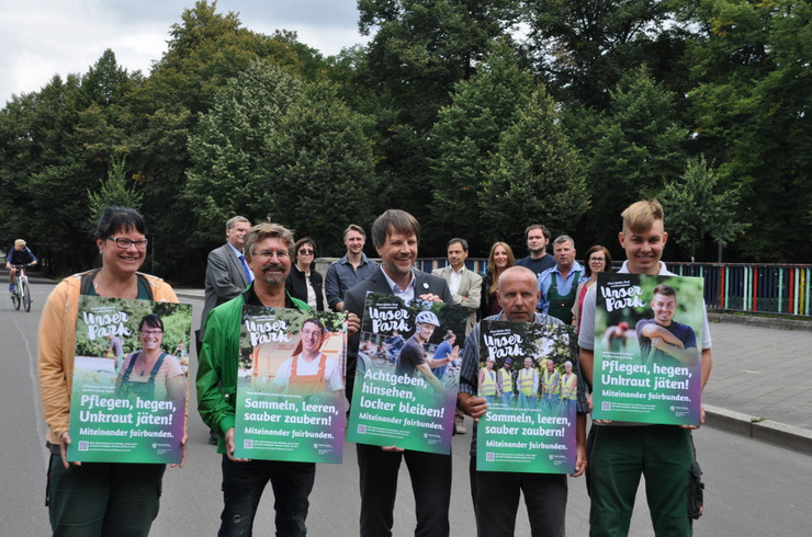 Rüdiger Dittmar und vier weitere Personen präsentieren die Plakate zur Kampagne "Unser Park"