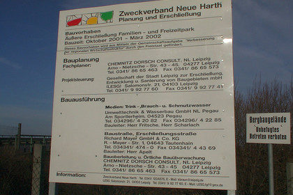 Bauschild des Zweckverbandes Neue Harth zur Erschließung des Freizeitparks Belantis von 2002