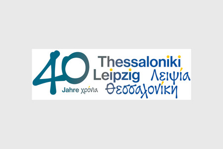 Das Logo ist in türkis-grüner Schrift gehalten und enthält eine 40 sowie die Schriftzüge Thessaloniki in deutscher und griechischer Schrift