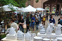 verschiedene Marktstände mit Keramik und Besucher beim Keramikmarkt im Grassi-Museum