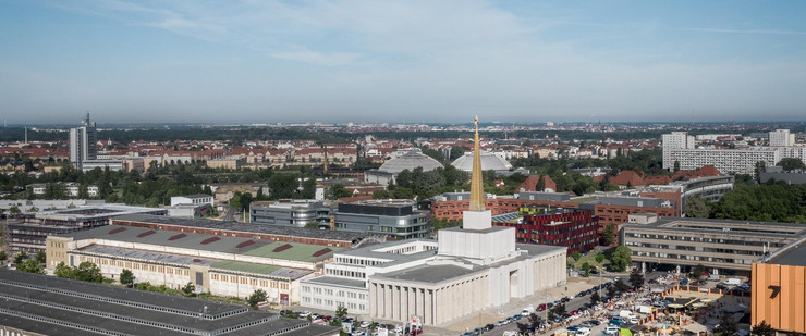 Gebäude des Stadtarchivs im ehemaligen Sowjetischen Pavillon auf der Alten Messe aus der Luft.