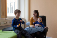 Mutter mit zwei Kindern in einem Stillzimmer der HTWK Leipzig