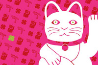 Die Zeichnung einer chinesischen Winke-Katze auf pinkem Untergrund. Der Untergrund ist gemustert mit weiteren Winke-Katzen, Kleeblättern und dem Schriftzug "Zum Glück".