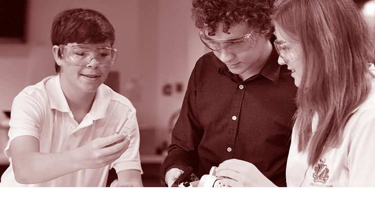 Drei Studenten arbeiten im Labor an einem Experiment.