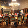 Viele Jugendliche sitzen in einem Stuhlkreis im Festsaal des Neuen Rathauses zusammen und diskutieren