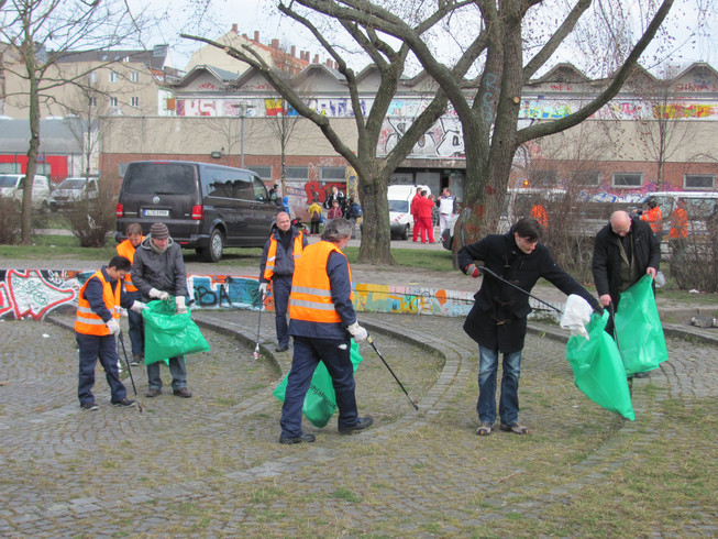 Ordnungsbürgermeister Heiko Rosenthal und weitere Akteure bei Reinigungsarbeiten am 27. März 2015 im Stadtteilpark Rabet.