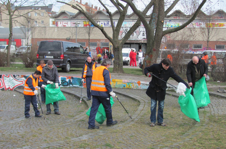 Ordnungsbürgermeister Heiko Rosenthal und weitere Akteure bei Reinigungsarbeiten am 27. März 2015 im Stadtteilpark Rabet.