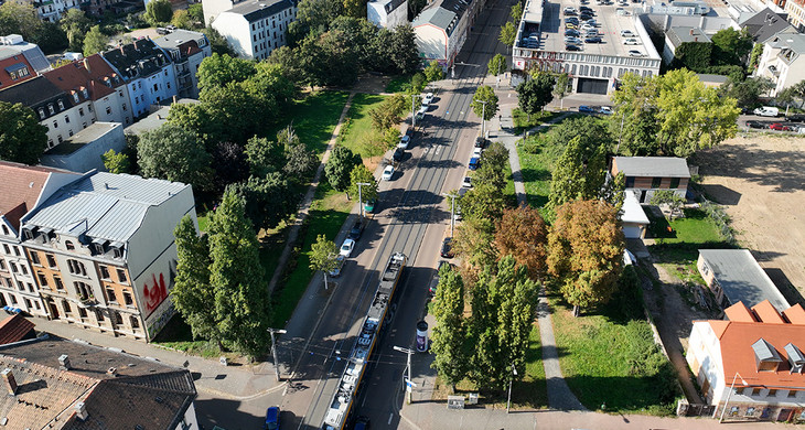 Luftbild mit vielen Häusern und einer grünen Freifläche, der Kuhturmstraße.
