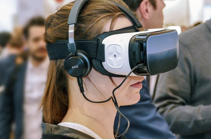 Eine junge Frau mit einer VR-Brille