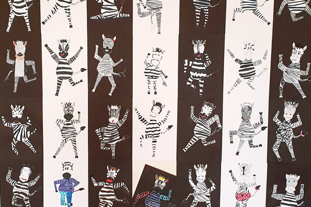 Auf mehreren sich abwechselnden schwarzen und weißen Streifen sind kleine gemalte Zebras abgebildet, die lachen und tanzen. Ein Zebra ist nicht in der Reihe der anderen und ist bunt. 