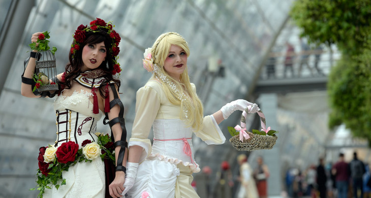 Zwei Frauen in aufwendigen Cosplay-Kostümen auf dem Leipziger Messegelände