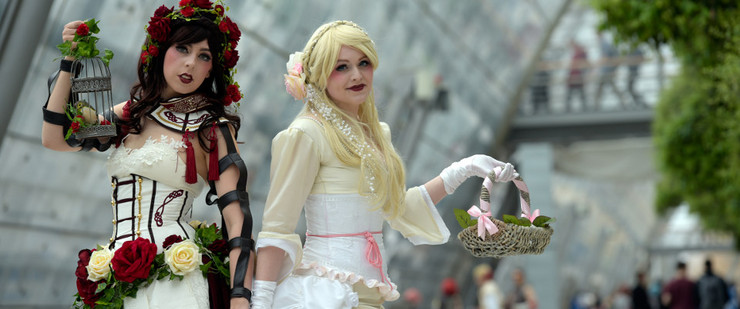 Zwei Frauen in aufwendigen Cosplay-Kostümen auf dem Leipziger Messegelände