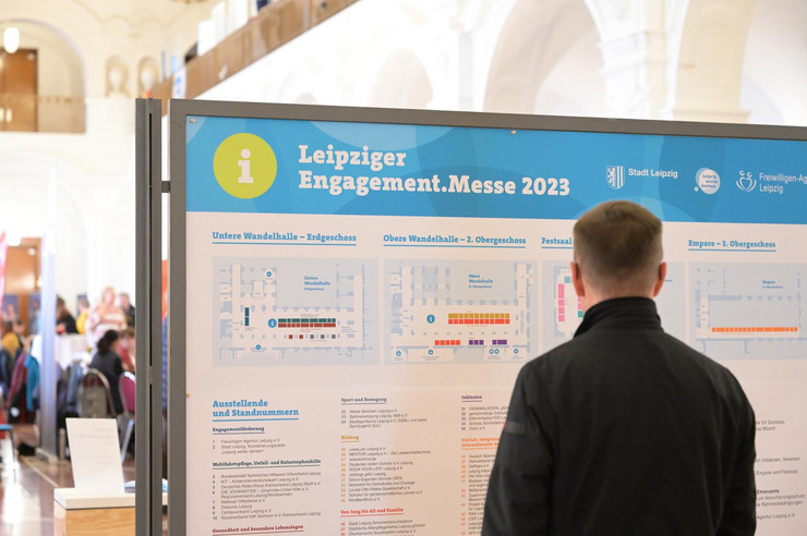 Rückenansicht auf eine Person, die auf den Orientierungsplan zur Engagementmesse 2023 in Leipzigschaut