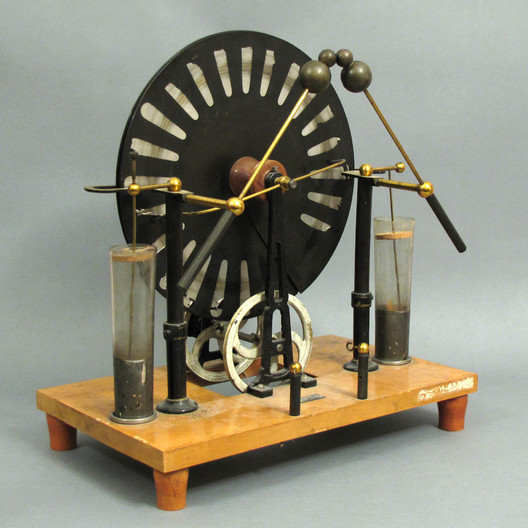 Modell einer Influenzmaschine zur Demonstration der elektrischen Ladung.