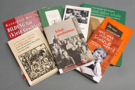 Eine Zusammenstellung von acht Büchern aus dem Sammlungsbereich Schulgeschichte.