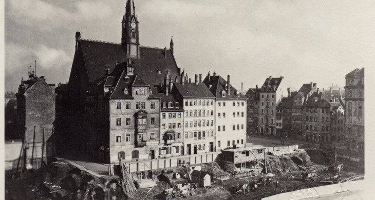 Auf der schwarz-weiß Fotografie steht die alte Matthäikirche noch. Fotografiert wurde der Abbruch der Häuser an der Kleinen Fleichengasse. Das Bild enstand um 1906.