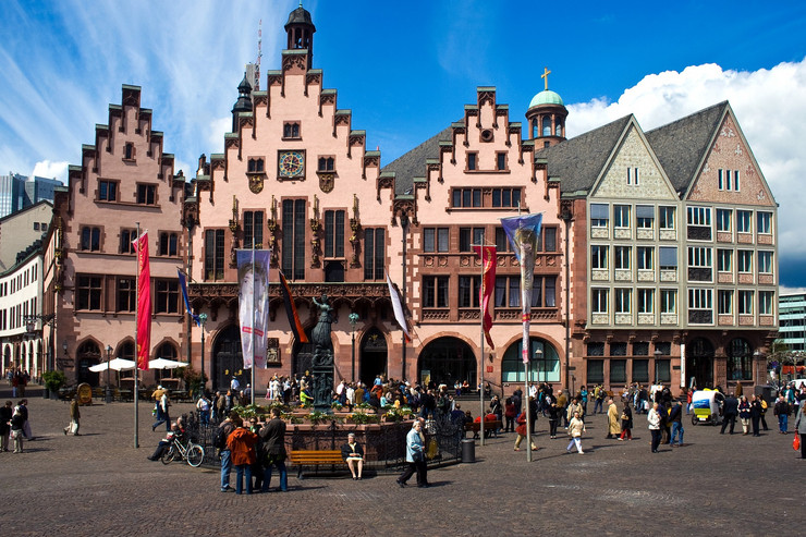 Historische Altstadt in Frankfurt mit dem Frankfurter Rathaus. Das Rathaus besticht durch seinen dreifachen Treppenförmigen Giebel. Vor dem Rathaus befindet sich ein Brunnen mit einer Statue der Justitia.