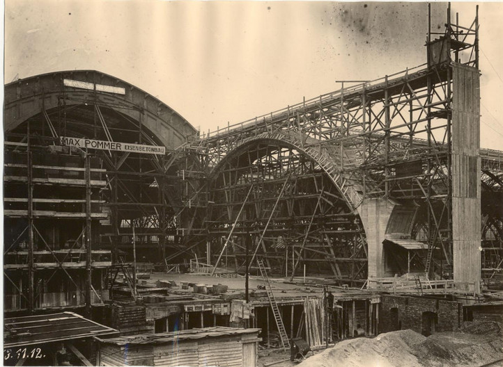 Die Abbildung zeigt den Leipziger Hauptbahnhof im Bau mit großen Gerüsten etwa um 1912.