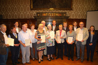 Zehn Seniorensicherheitsberater mit Herrn Jung und ihren Auszeichnungen im Gruppenbild im Ratsplenarsaal des Neuen Rathauses
