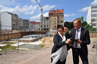 Baubürgermeisterin Dorothee Dubrau und Oberbürgermeister Burkhard Jung auf einer Baustelle