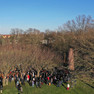 Das Bild zeigt den Gedenkort in Abtnaundorf von oben mit vielen Menschen.