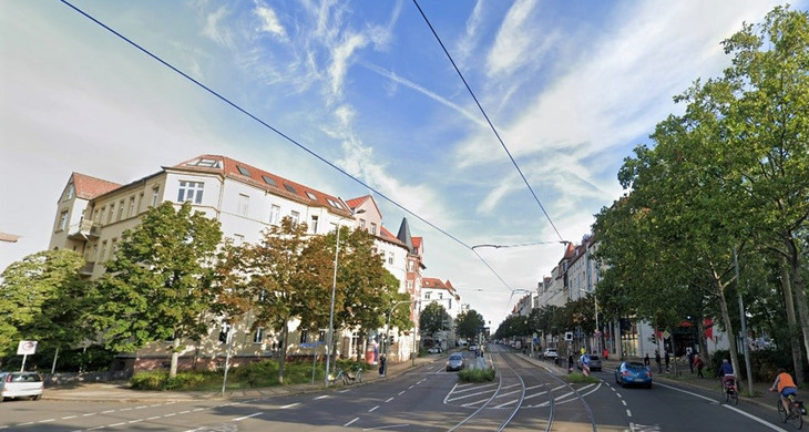 Landsberger Straße mit Autos und Häusern.
