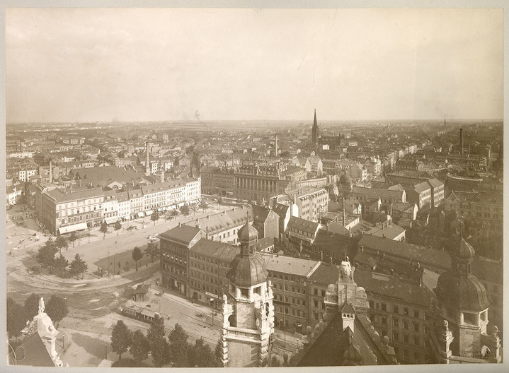 Schwarz-weiß Ansicht von oben auf den Wilhelm-Leuschner-Platz.