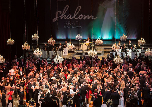 Blick von oben auf unzählige Tanzpaare auf dem Parkett der Leipziger Oper und im Hintergrund die Musiker auf der Bühne sowie die Bühnengestaltung mit dem Schriftzug Shalom Israel.