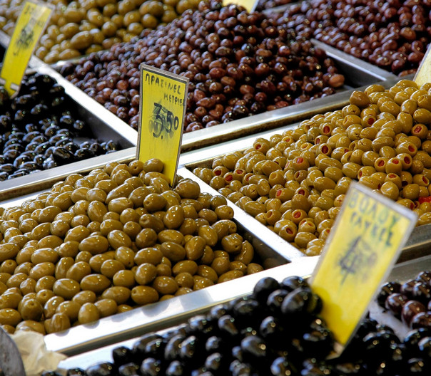 Verschiedene Oliven auf einem Marktstand