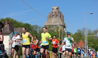 Marathon-Läufer auf der Prager Straße, im Hintergrund das Völkerschlachtdenkmal
