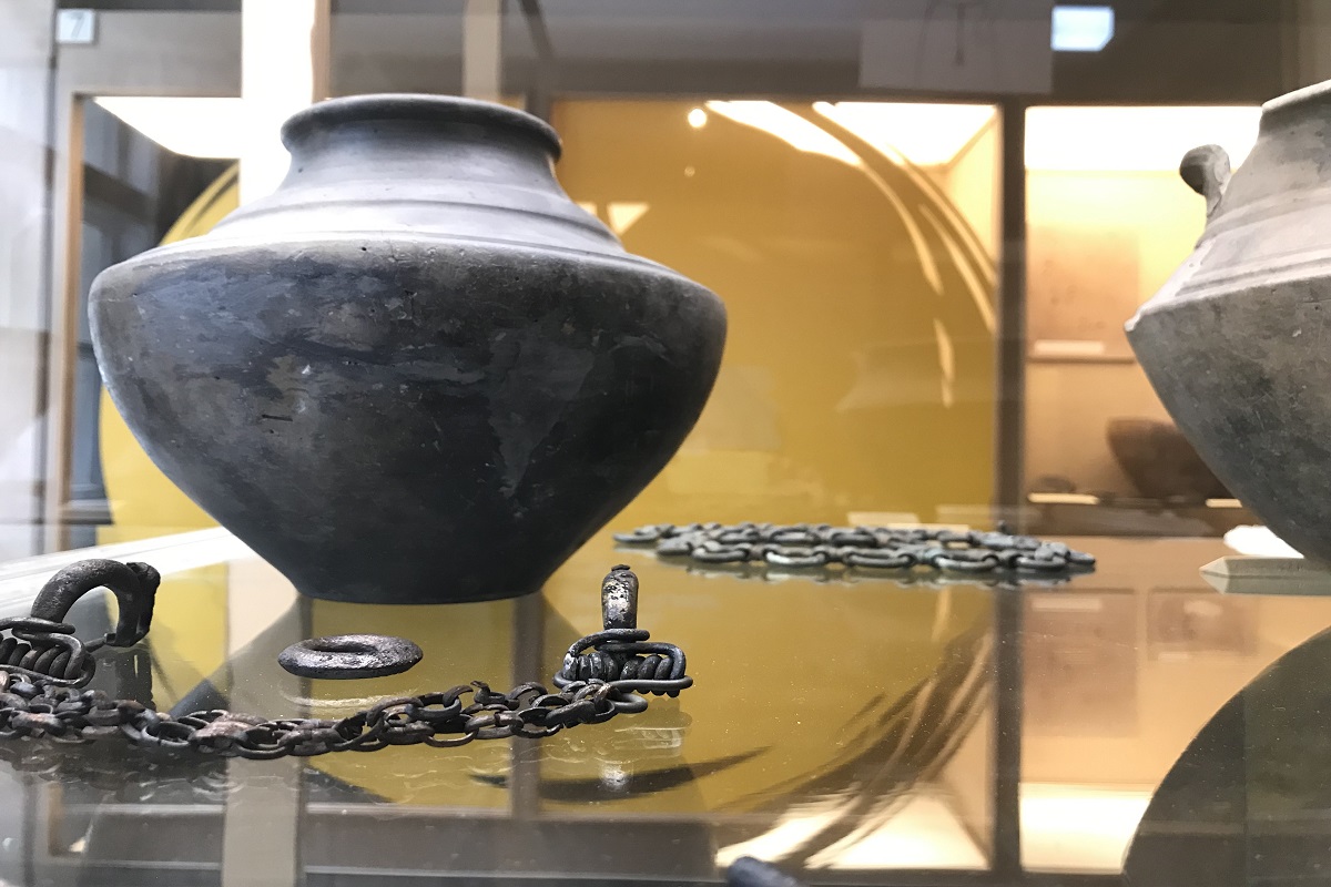 Ein Gefäß aus Bronze in einer Glasvitrine